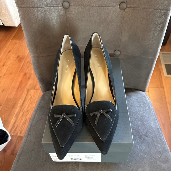 Ann Taylor Black Suede Patent Mini Bow Pumps Heels Shoes Size 9 - Picture 2 of 7